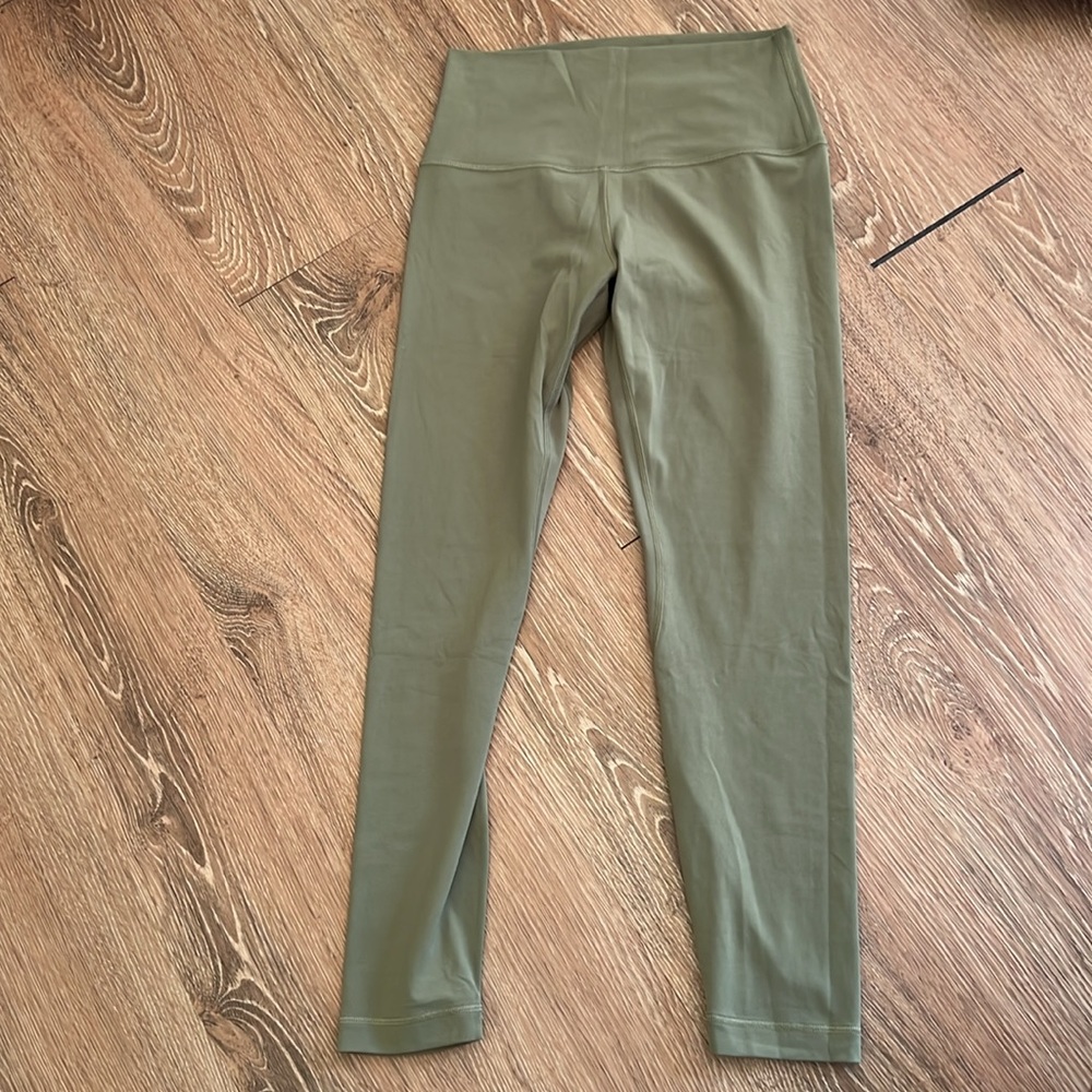 Lululemon size 6 Align legging, 25” inseam, like new quality.